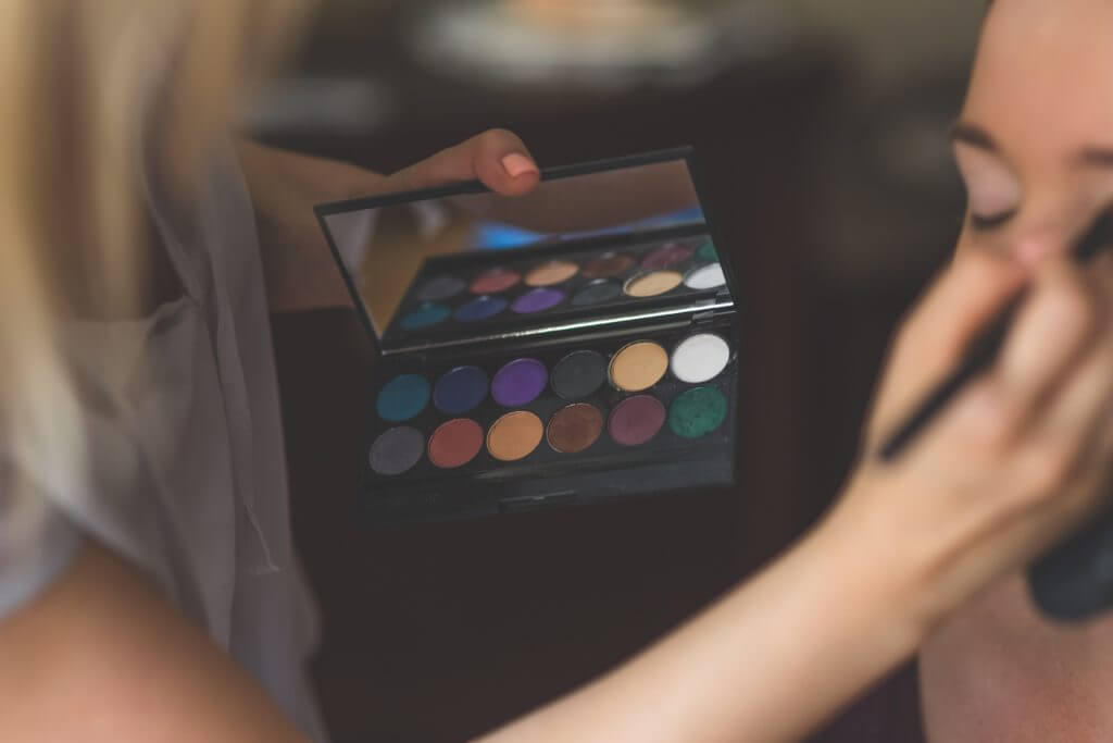 How to Offer Home-Based Makeup Services on a Freelance Basis (Infographic)