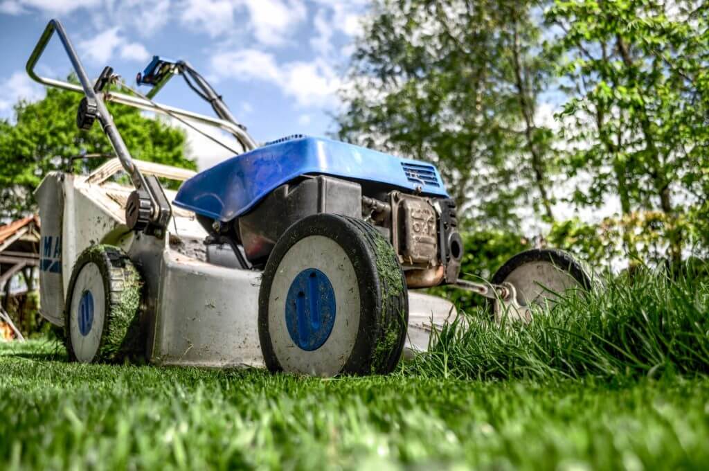 How to Start Selling Your Yard Work Services to Hustle on Weekends