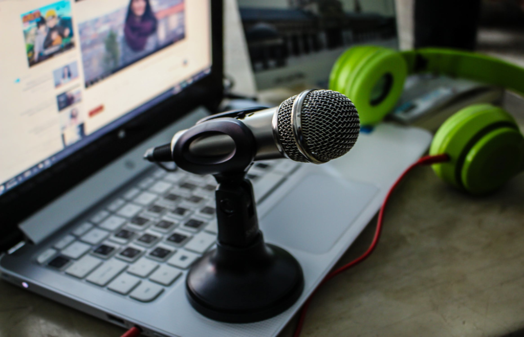 Podcasting Microphone Photo for Recording Your Podcast Audio